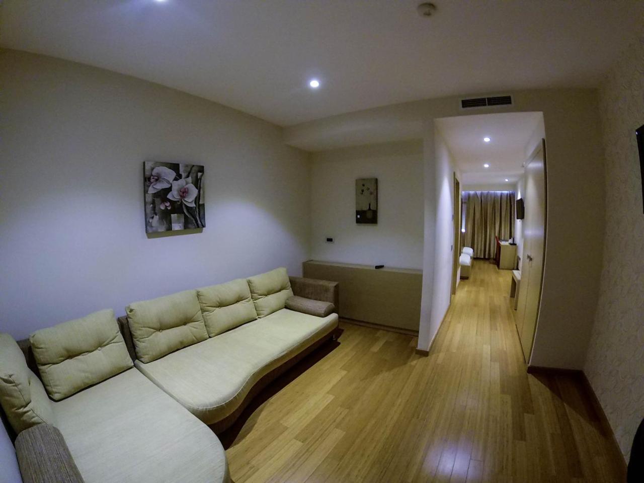 Sky 2 Hotel Tirana Zewnętrze zdjęcie